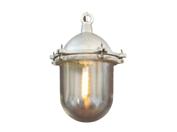 Industri lampe fra soviet tiden set fra siden